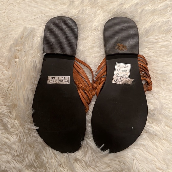 Pilar Abril Leather Thong Sandals - Picture 2 of 4